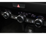 フルオートエアコンを装備。車内の温度設定だけでなくPM2.5にも対応した高性能集塵フィルターも装備しており車内はいつも快適空間♪