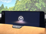 【12.3インチマツダコネクト】車内の雰囲気にマッチした大型ディスプレイ。スマホ接続でのナビ使用やBluetooth再生等、様々な機能が楽しめます。直感的なダイヤル操作が可能で、使い勝手も良好です。