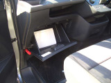 助手席前にはグローブボックスとトレイ部もあり収納に便利です。