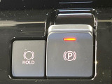 【電動パーキングブレーキ】パーキングブレーキは便利な電動式!ボタン一つで操作でき、アクセルを踏めば自動で解除されます♪レバーやペダルが無いので運転席廻りもすっきりしますね♪