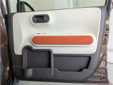 運転席ドア内張はご覧の通り。ドアポケットの収納もバッチリです
