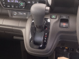 シフトはインパネシフト、パーキングブレーキは電子制御となっています。