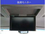 【後席モニター】ナビ(地デジTV機能・DVDビデオ再生機能ナビ付きナビのみ)と連動してTVやDVDビデオが観られます!ロングドライブでも同乗者お子様やも飽きませんね!