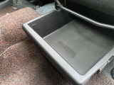 助手席下に収納ボックスがあります。
