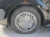 日産純正のホイールキャップが装着されてます。