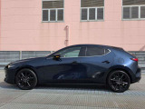 純正アルミで全体的にデザインがまとまっています。車も人も、オシャレはまずは足元からですね。