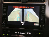 映像で見づらい車両周辺の確認をアシスト。クルマを真上から見ているような映像を表示。 運転席から確認しにくい車両周囲の状況を把握。