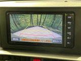【バックカメラ】駐車時に後方がリアルタイム映像で確認できます。大型商業施設や立体駐車場での駐車時や、夜間のバック時に大活躍!運転スキルに関わらず、今や必須となった装備のひとつです!