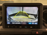 リバースギアに入れるだけで後方の表示へ切り替わります。夜間や雨の日の駐車も楽になりますよ。