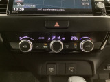 オートエアコンがついてますので、お好みの温度をセットするだけで風の強さや風量を自動で調整します。スイッチやダイヤル類も簡単操作で快適に過ごせます。