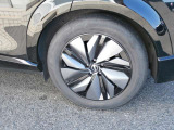アルミホイール付!鉄ホイールと違って軽いので燃費にも影響してきます。ガソリンの高騰に少しは貢献します!足元がきまります。