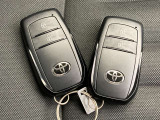 今のクルマには当然のように付いていますが、やっぱりあると便利なスマートキー。ボタン一つでクルマの鍵の開閉が可能です。