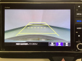 【バックカメラ】運転が苦手な方も車庫入れラクラクです!ギアをリバースに入れれば自動的に切り換わりますので、面倒な操作は不要です♪狭い駐車場もお車を傷つけず安心ですね!