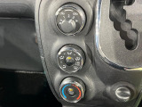 【オートエアコン】一度お好みの温度に設定すれば、車内の温度を検知し風量や温度を自動で調整。暑い&hellip;寒い&hellip;と何度もスイッチ操作をする必要はありません。快適な車内空間には必須の機能ですね♪