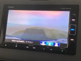 【バックカメラ】運転が苦手な方も車庫入れラクラクです!ギアをリバースに入れれば自動的に切り換わりますので、面倒な操作は不要です♪狭い駐車場もお車を傷つけず安心ですね!