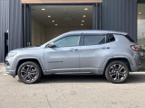 【ホイールアーチ】台形ホイールアーチはJeep伝統のデザインです。採用している理由は諸説ありますが、オフロードを走行する際にタイヤとボディが干渉しあわないよう配慮した作りにするためとなります。
