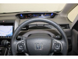 ハンドル左側にはオーディオ操作が出来るオーディオリモートコントロールスイッチ、右側にはHondaSENSINGとオートクルーズスイッチを装備!長距離運転や高速道路の運転では大活躍です!