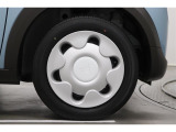 スチールホイールにホイールキャップを装着しています。