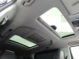 ツインムーンルーフを装備しております。