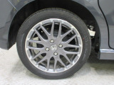 アルミホイール付きで足元もスタイリッシュに!