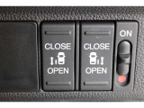 乗り降りラクラクな両側パワースライドドアが装備されてます。運転席からもリモート操作が可能です。外からはリモコンキーで開閉することができます。巻き込み防止機能もありますので安心です。