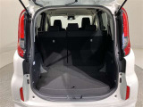 荷室も日常のお買い物には困らない広さが確保されております 後席を分割で倒すこともできますよ
