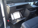 助手席前にはグローブボックスとトレイ部もあり収納に便利です。