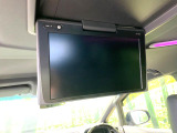 【フリップダウンモニター】大画面モニターで後席でもエンタメをお楽しみいただけます。小さなお子様にも大人気の装備です♪