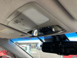 運転席から後部座席が見渡せるミラーついてます