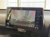 【バックガイドモニター】車両後方の映像をナビ画面に表示し、駐車などの後退操作をサポートします。