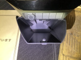 足元部分にはちょっとした小物を入れるのに便利な収納BOXもあります。