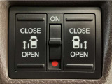 【両側パワースライドドア】両側がパワースライドドアになっており、運転席のスイッチやスマートキーでも開閉が可能です!開口部も広いので乗り降りも楽々♪