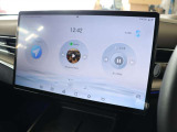 ディスプレイのメイン画面にはナビゲーションやSpotify、ラジオなどのアプリが表示されています スマートフォンのようにアプリを切り替えて操作します