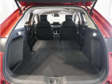 【トランクスルー機構】後席を前に倒してトランクルームとつなげ、長尺物の収納を可能にするトランクスルー機構も備えています。