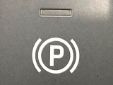 【電動パーキングブレーキ】パーキングブレーキは便利な電動式!ボタン一つで操作でき、アクセルを踏めば自動で解除されます♪レバーやペダルが無いので運転席廻りもすっきりしますね♪