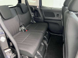 【足元広々】後席も足元広々でお子様も乗りやすいです。フロアマットもきれいです。