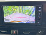 【バックカメラ】駐車時に後方がリアルタイム映像で確認できます。大型商業施設や立体駐車場での駐車時や、夜間のバック時に大活躍!運転スキルに関わらず、今や必須となった装備のひとつです!