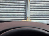 運転視界の遠方上方に虚像を投影することで前を見ながら情報の視認ができます。本当にドライバーが必要な情報を適切に伝え、楽しんで頂くことを考えた新世代装備です。※虚像は2.6m前方に浮かぶイメージです。