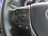 便利なステアリングスイッチ付きでナビに目をやらなくても音量調整等が可能です。