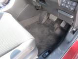 【フロントのフロアマット】前席は純正フロアマット付きです。大きな汚れもなく、使用感も少なめで綺麗な状態です。