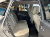 後部座席も気になるようなキズ・汚れやへたり等、大きなダメージはなく、良好な状態です。