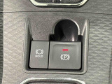 指先だけで簡単に操作が可能な電動パーキングブレーキを採用。「HOLD」スイッチを押すと、渋滞や信号待ちなどでブレーキペダルから足を離しても、ブレーキを保持するので安心です