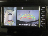 パノラミックビューモニター付きです。車両を上から見たような映像をナビゲーション画面に表示。運転席からの目視だけでは見にくい、車両周辺の状況をリアルタイムでしっかり確認できます。