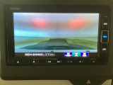【バックカメラ】運転が苦手な方も車庫入れラクラクです!ギアをリバースに入れれば自動的に切り換わりますので、面倒な操作は不要です♪狭い駐車場もお車を傷つけず安心ですね!
