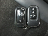 スマートキー付!キーを取り出さなくてもドアロックの施錠・開錠、エンジンの始動が出来ます!雨の日や荷物の多い日にとても便利ですね♪