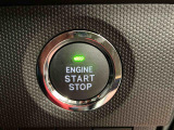 【プッシュボタンスタート】 スマートキーを携帯し、ブレーキを踏みながらボタンを押すだけでエンジンをかけることができます。