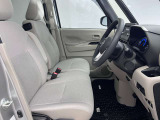 運転席も広くゆとりのある室内です