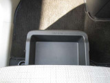 助手席シート下部には収納BOXが付いております。