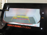 バックモニターで、駐車時に見えにくい後方をしっかり確認できます。