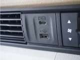スマートフォンの充電等にも便利なUSB電源ソケット等も使いやすい場所に装備されています。
